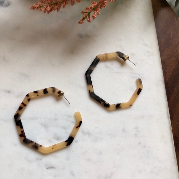 NWOT!! The Delia -Tortoise Shell Resin Earring - Picture 3 of 6